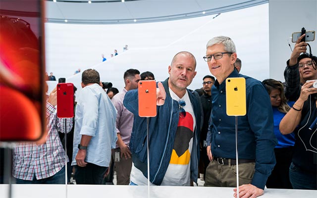 Jony Ive và Tim Cook tại sự kiên ra mắt iPhone 5c