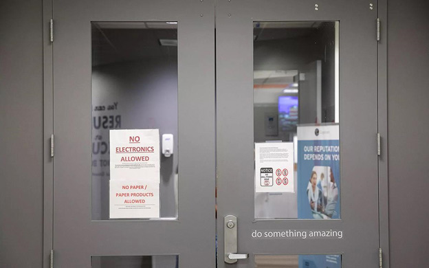 Mỗi khi sử dụng nhà vệ sinh, nhân viên cũng phải báo cáo và bị nhắc nhở nếu đi quá nhiều lần