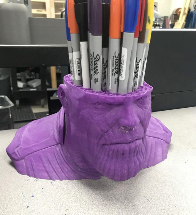 Có lẽ nửa đầu trên của Thanos đã bay màu cùng 1 nửa sự sống trong vũ trụ, phần còn lại biến thành giá đựng bút độc đáo nhưng hơi kinh dị