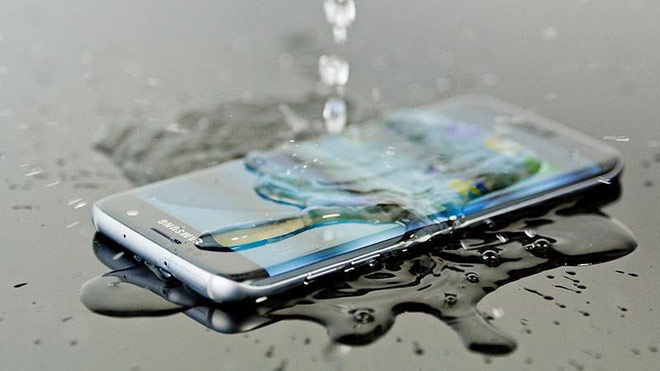 Nhờ công nghệ chống thấm nước, những chiếc smartphone bị ngâm nước không còn là nỗi kinh hoàng "khủng khiếp" như xưa.