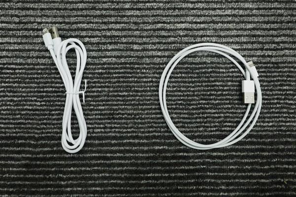 Bên trái là cáp iPhone giá thấp đang được chào bán nhiều trên thị trường, bên phải là hàng chính hãng của Apple.