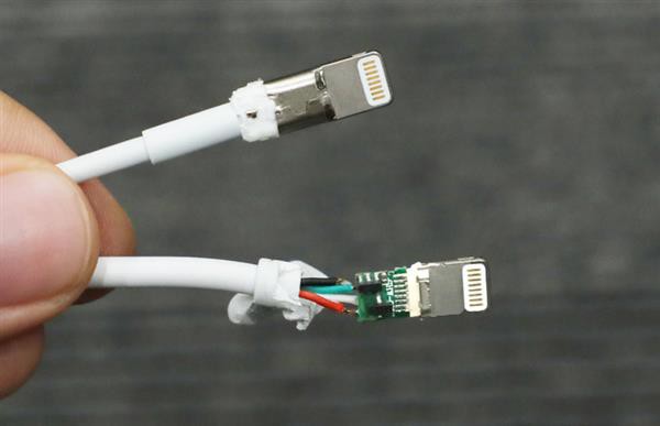 Sau khi tước vỏ, các chip hàn và khớp hàn ở cáp giá rẻ thường là hai con chip có mã "3401" và chip "HX10N" (màu đen)