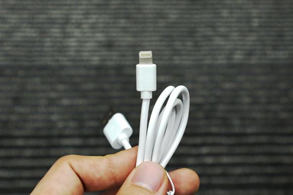 Nhìn từ bên ngoài có thể thấy phần đầu cắm có một độ nghiêng nhất định với dây chứ không hoàn toàn vuông góc