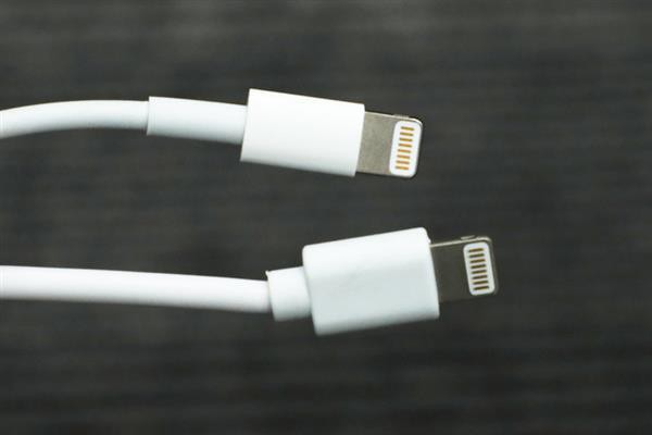 Khi đặt hai loại dây cáp này cạnh nhau (phía trên là dây chính hãng, phía dưới là dây cáp giá rẻ), ta có thể thấy sự khác biệt rất lớn đến từ chất liệu nhựa và độ nghiêng của dây cắm