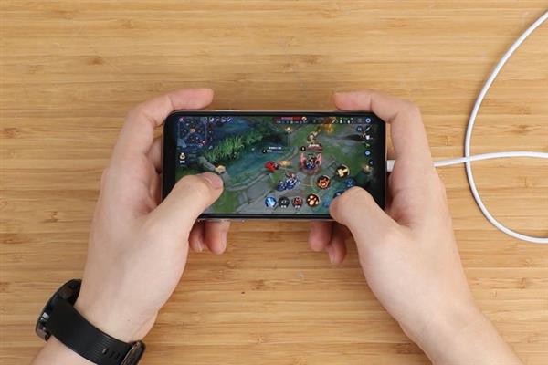 Vừa chơi game vừa sạc pin