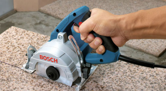 Máy cắt gạch, cắt đá cầm tay có thiết kế nhỏ gọn, thao tác linh hoạt.