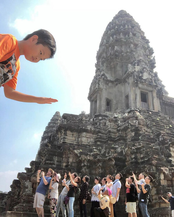 Cậu bé Campuchia khổng lồ và những người du khách tí hon