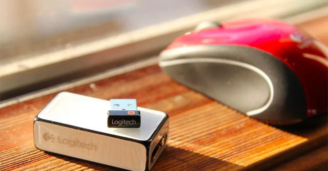 Chiếc receiver USB nhỏ xíu của con chuột Logitech