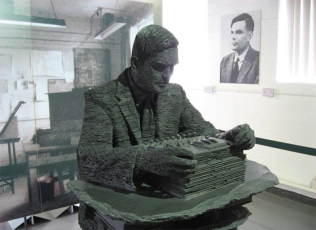 Tượng Alan Turing đang làm việc với máy mật mã