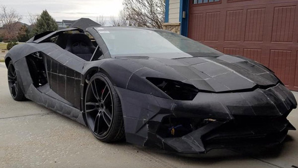 Để tăng độ bền và không để lộ những vét dán nham nhở, Backus và cậu con trai đã bọc thân xe bằng sợi Kevlar