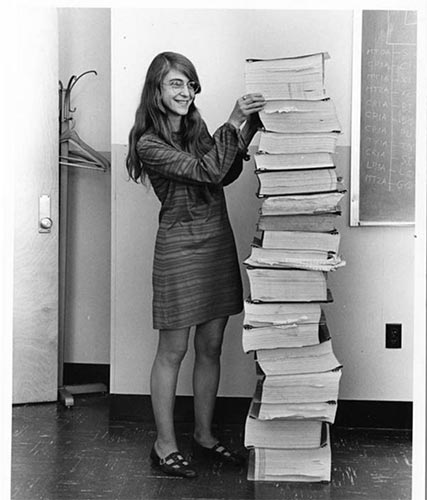 Margaret Hamilton, kỹ sư lập trình chịu trách nhiệm cho hệ thống phần mềm của Apollo 11