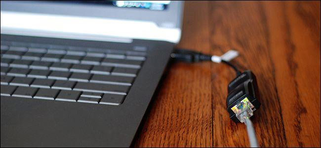Nếu laptop không có sẵn cổng Ethernet, bạn có thể bổ sung bằng phụ kiện. Ảnh: How to Geek.