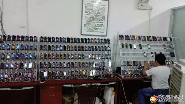 Phần lớn các tác vụ như đánh giá cao cho ứng dụng trên kho, tải về và thậm chí là viết những bài đánh giá tích cực đều được thực hiện bằng phần mềm