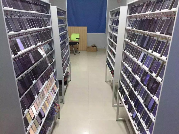 Chủ “trang trại” phải đầu từ khá nhiều công sức và tiền bạc để mua mua hàng trăm điện thoại cũ, xây dựng hệ thống máy chủ, mua phần mềm