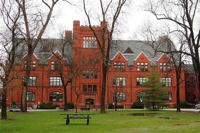 Đại học Milwaukee, Wisconsin, nơi Satya Nadella đã từng theo học khi đặt chân đến Mỹ