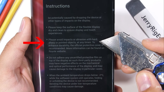 Chiếc Royole FlexPai này cần được tránh xa các vật nhọn, hạn chế sử dụng ở nhiệt độ thấp và không được sử dụng các miếng dán màn hình của bên thứ 3