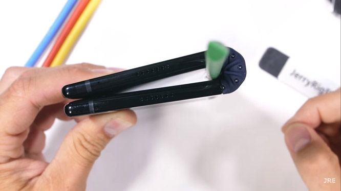 Khi được gập lại, phần khe hở của thiết bị có thể nhét vừa một chiếc bút