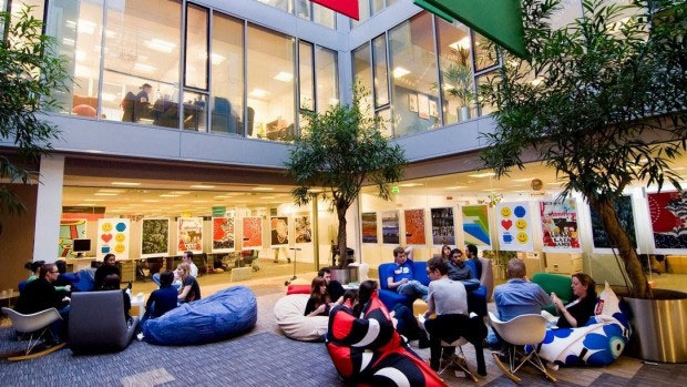 Nhiều người vẫn chọn ở lại văn phòng dù công việc không bận rộn