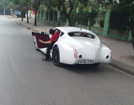 Biển số có nền màu trắng, chữ cố màu đen và có ký hiệu CV