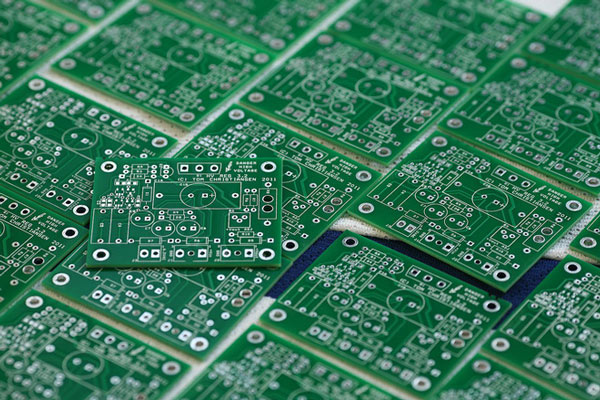 ban đầu các bảng mạch in thường có màu xanh lá cây