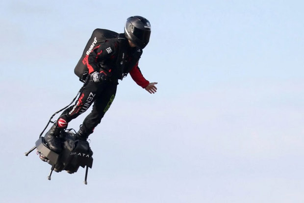 Zapata vượt qua thành công eo biển Manche bằng ván trượt bay Flyboard Air 2