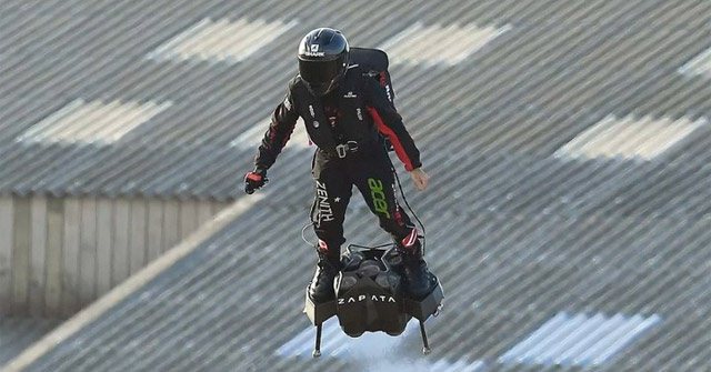 Nhà phát minh người Pháp Franky Zapata trên chiếc hoverboard phản lực Flyboard Air