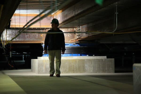 Một trong số những đĩa thép không gỉ nâng đỡ nền móng của Apple Park.