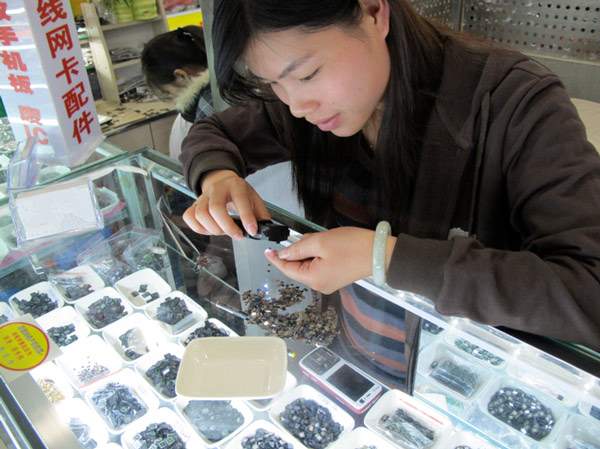 Những người bán hàng sẽ kiểm tra chúng bằng mắt để xem có bị cong vẹo hay sứt mẻ gì rõ ràng không