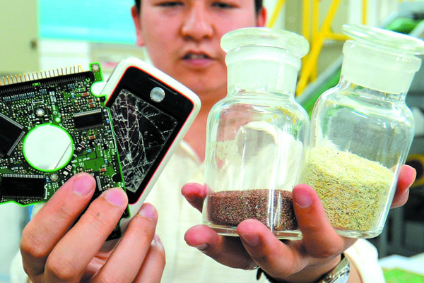 Tại các khu chợ đồ cũ này, khách hàng còn có thể mua được cả những hộp chứa "vàng"