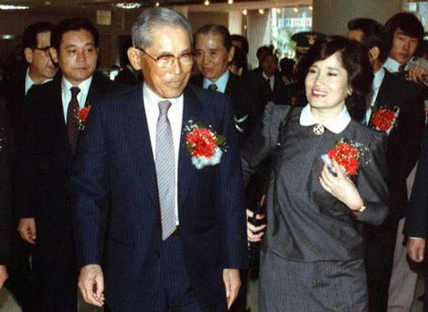 Ông Lee Kun Hee cùng cha và em gái đi dự lễ khai mạc của một cửa hàng bách hóa. Ảnh: Samsung Group.