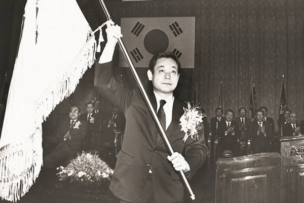 Ông Lee Kun Hee và cha trong một cuộc họp HĐQT Samsung vào năm 1978. Ảnh: KoreaITTimes.