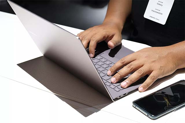 Mỏng, gọn, nhẹ, và thời lượng pin ấn tượng chính là yếu tố "ăn tiền" trên Galaxy Book S