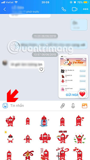 Chọn biểu tượng Sticker trong cửa sổ chat