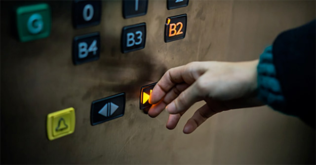 Nút "Đóng" thang máy 