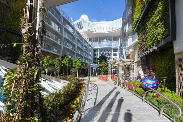 Du thuyền được chia thành 7 "khu phố", nổi bật nhất là công viên Trung tâm với 27.000 cây xanh