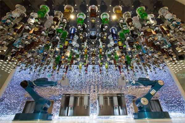 Bionic Bar, tại đây khách hàng sẽ được thưởng thức những ly rượu ngon tuyệt do robot pha chế và phục vụ