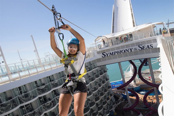 Trò chơi đu dây mạo hiểm qua boong tàu trên tầng 9