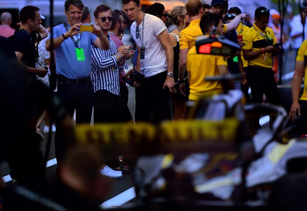 Với tấm vé doanh nghiệp, loại vé VIP, người xem còn có một số đặc quyền riêng như có thể xuống tận đường pit, tiếp cận với garage của các đội đua