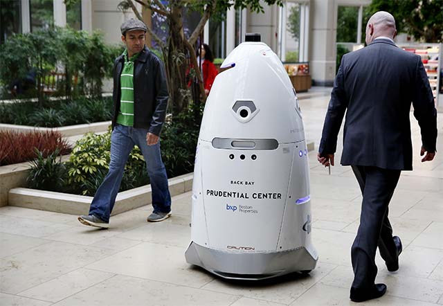 Các robot an ninh thường có chiều cao khoảng 1.5m, nặng chừng 140kg, và có thể đạt tốc độ tối đa lên tới 30km/h