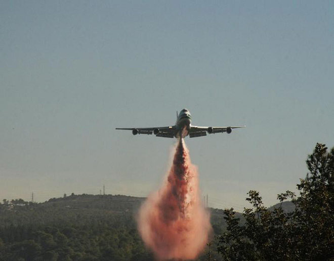 Supertanker tham gia chữa cháy ở Israel năm 2010.