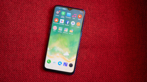 Mặt trước của máy được trang bị camera selfie 16MP dạng waterdrop