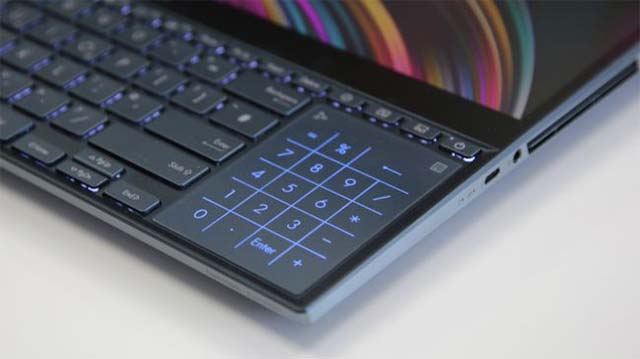 Touchpad của ZenBook Pro Duo UX581 sẽ được chuyển sang bên phải bàn phím dưới dạng mặc định là numpad