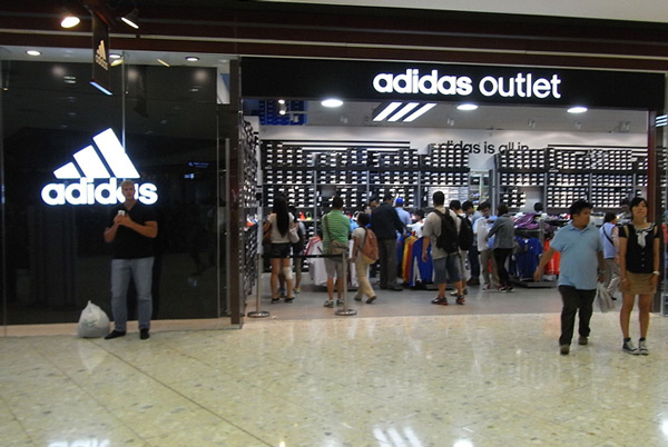 Cửa hàng Adidas