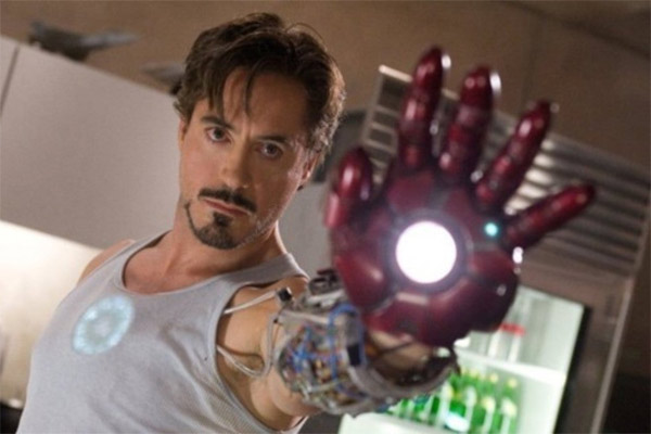 Robert Downey Jr trong vai Tony Stark