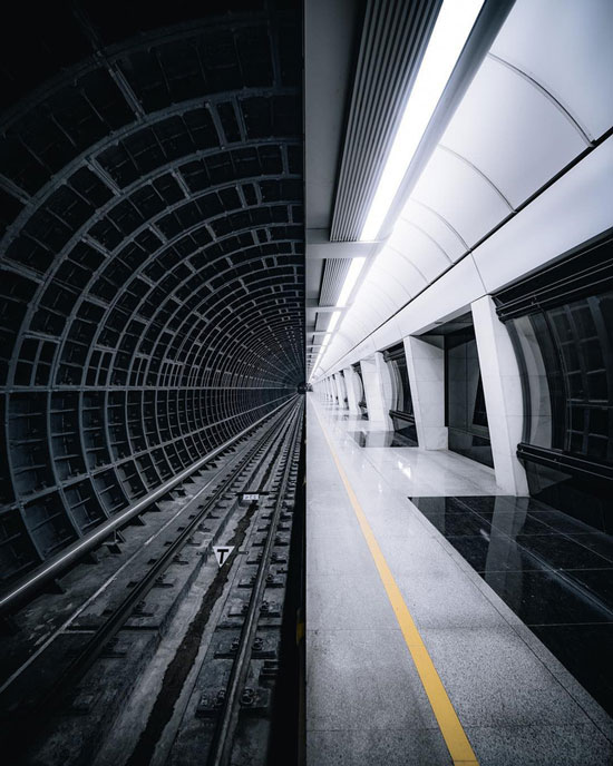 Trong khung hình này, hai nửa trắng và đen cân đối, chính xác đến mức khó tin