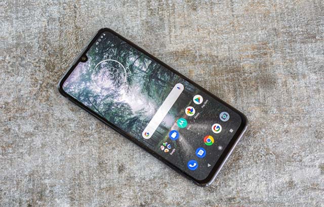 Trang bị phần cứng cũng như cấu hình Motorola One Zoom không có gì để chê ở mức giá 450 USD