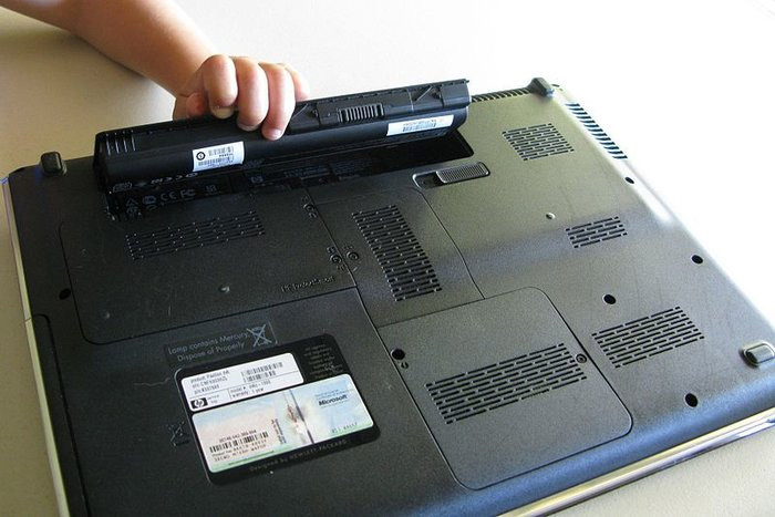 Tháo pin