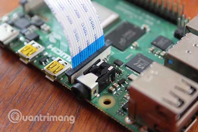 Bạn chỉ cần lắp cáp ribbon vào khe camera trên bo mạch