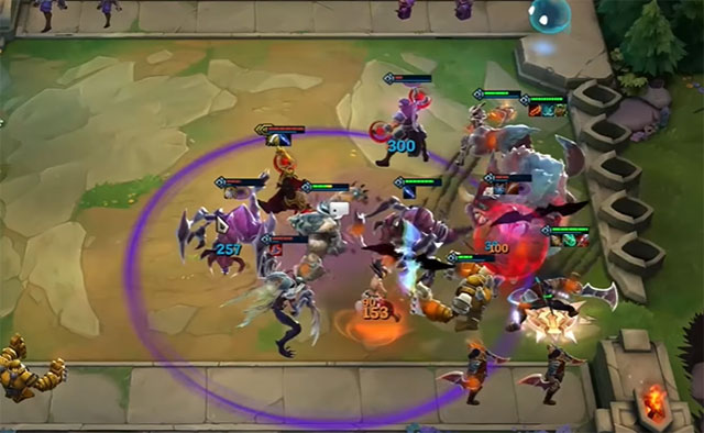 Quan sát đội hình địch ở giữa và cuối trận