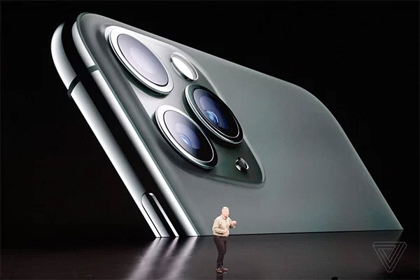 Cụm camera sau trên iPhone 11 Pro. Ảnh: Verge.